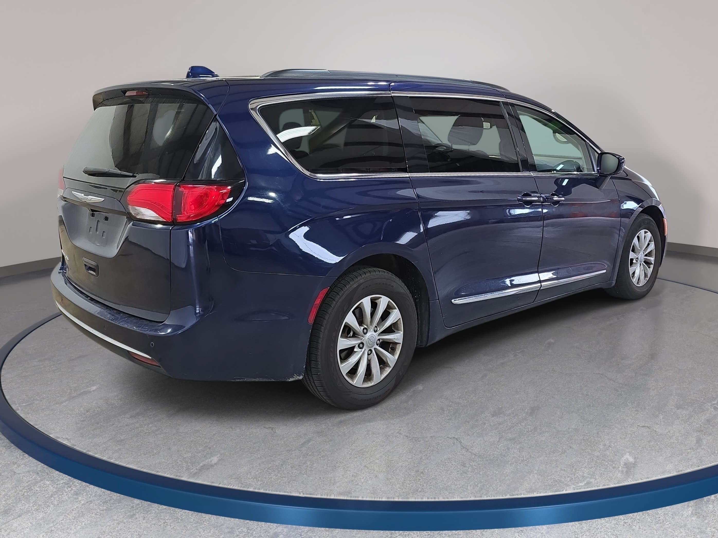 Used 2017 Chrysler Pacifica Touring-L FWD image 6