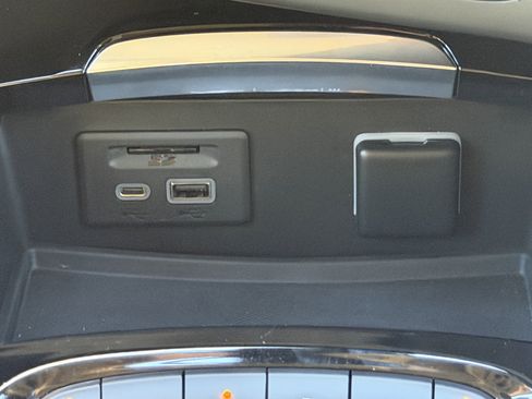 Used 2022 Buick Envision Avenir w/ Technology Package II image 24