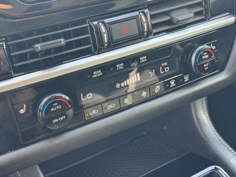 Used 2025 Nissan Pathfinder SV FWD image 21