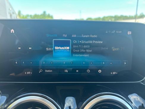 Used 2020 Mercedes-Benz GLB 250 4MATIC w/ Premium Package image 23