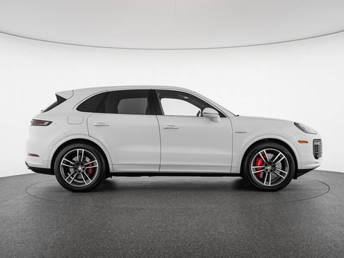 Used 2024 Porsche Cayenne Turbo AWD/4WD image 6