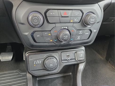 Used 2023 Jeep Renegade Latitude AWD/4WD image 17