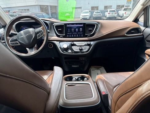 Used 2019 Chrysler Pacifica Limited w/ Advanced Safetytec Group FWD image 17