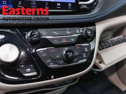 Used 2021 Chrysler Pacifica Touring-L FWD image 20