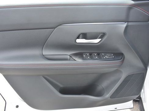 Used 2025 Nissan Kicks SR FWD image 12