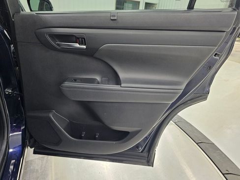 Used 2022 Toyota Highlander XLE image 38
