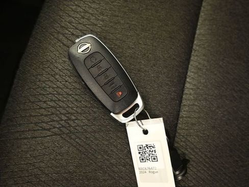 Used 2024 Nissan Rogue SV image 9