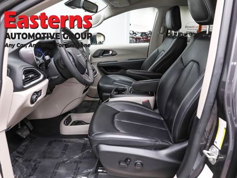 Used 2023 Chrysler Pacifica Touring-L image 14