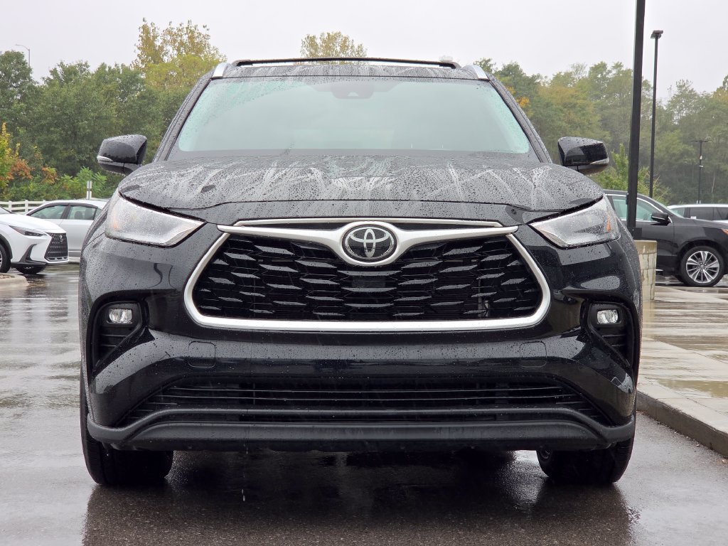 Used 2021 Toyota Highlander XLE AWD/4WD image 3