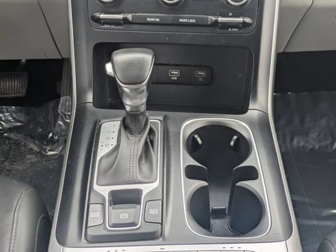 Used 2024 Kia Carnival LX FWD image 16