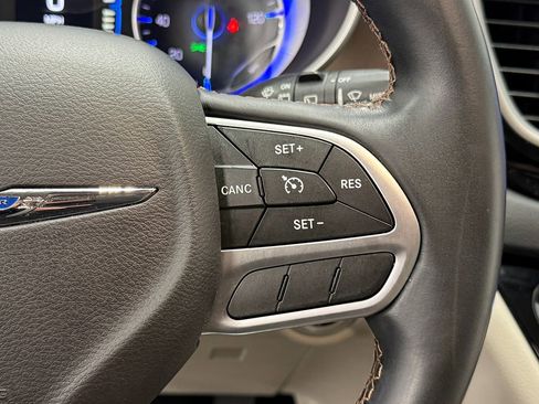 Used 2017 Chrysler Pacifica Touring-L w/ Tire & Wheel Group FWD image 18