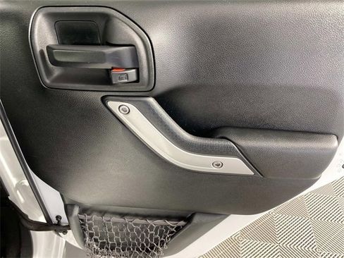 Used 2018 Jeep Wrangler Unlimited Sahara w/ Connectivity Group image 23