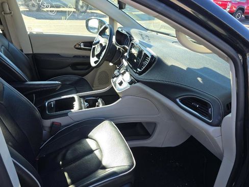 Used 2023 Chrysler Pacifica Limited image 5