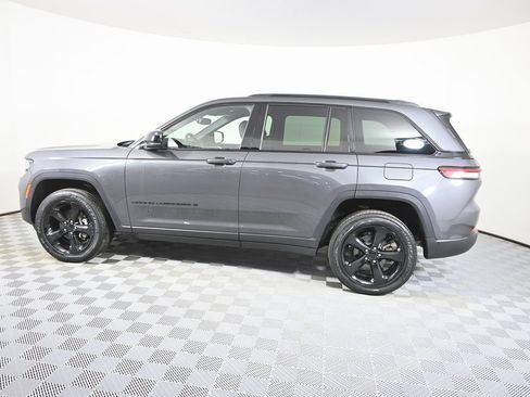 Used 2022 Jeep Grand Cherokee Altitude image 3