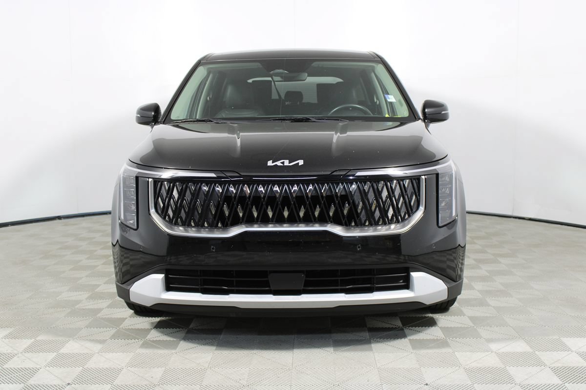 Used 2025 Kia Carnival FWD image 2