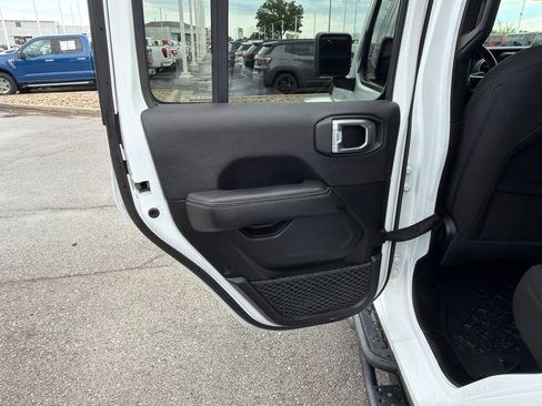 Used 2023 Jeep Gladiator Overland AWD/4WD image 16