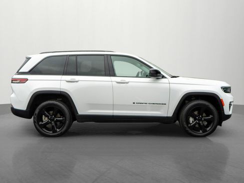 Used 2023 Jeep Grand Cherokee Limited w/ Black Appearance Package AWD/4WD image 8