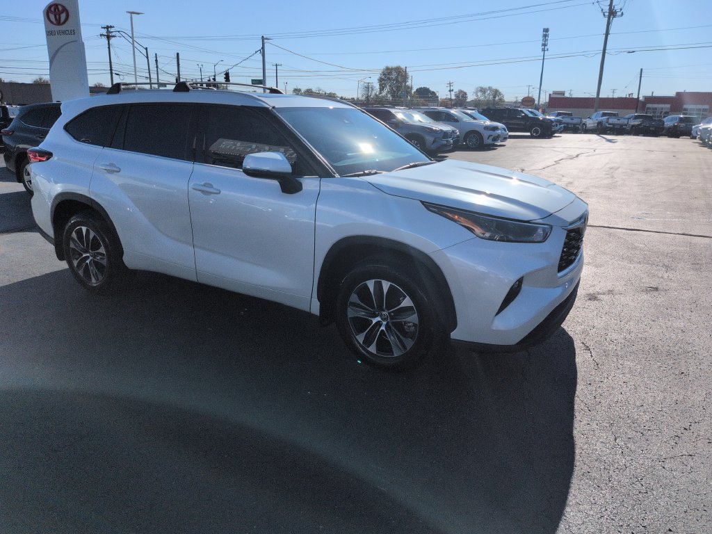 Used 2022 Toyota Highlander XLE AWD/4WD image 7
