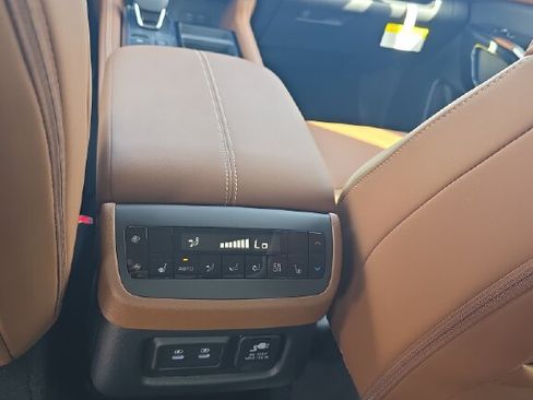 New 2026 Nissan Pathfinder Platinum FWD image 8