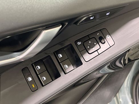 Used 2023 Kia Niro SX Touring image 32