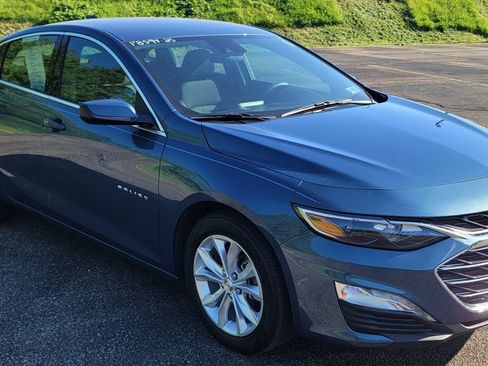 Used 2025 Chevrolet Malibu LT FWD image 2