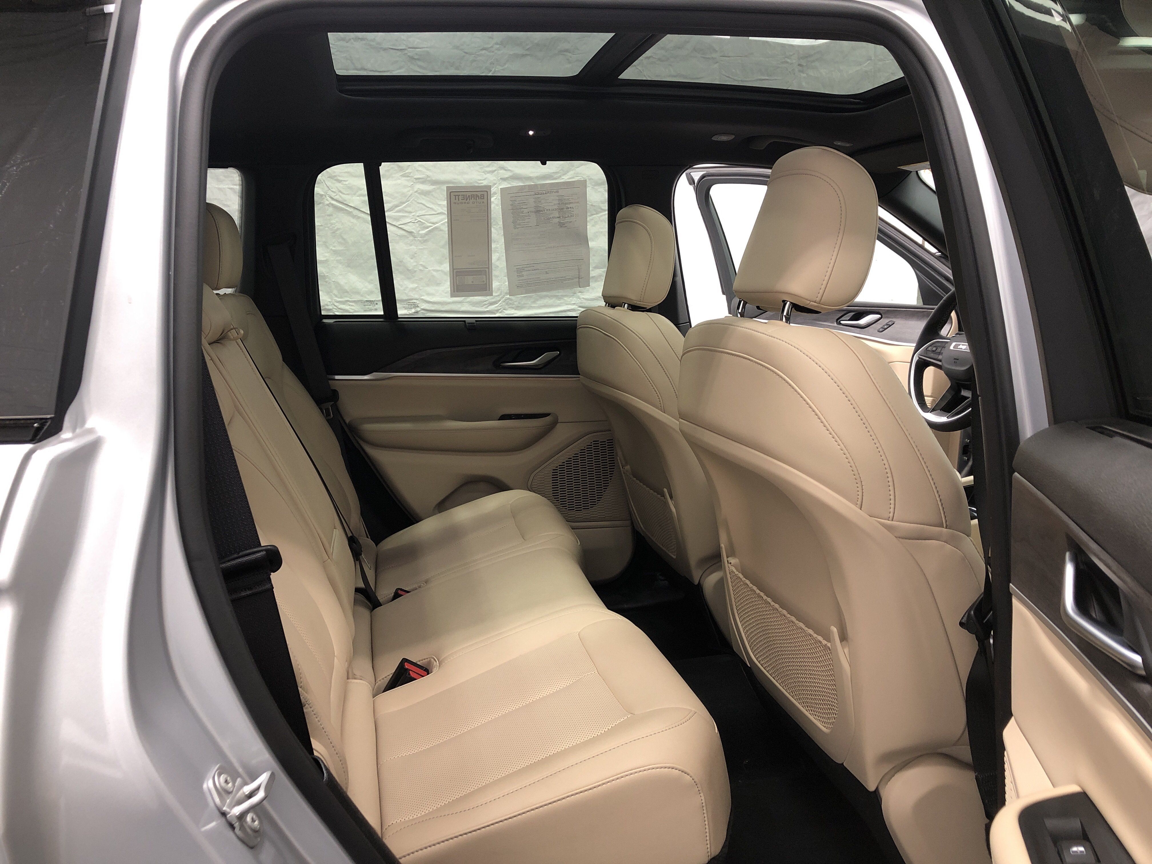 Certified 2024 Jeep Grand Cherokee Limited w/ Luxury Tech Group II AWD/4WD image 11
