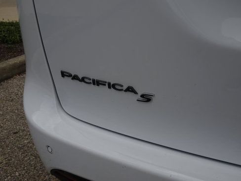 Used 2024 Chrysler Pacifica Limited w/ Uconnect Theater Family Group FWD image 30