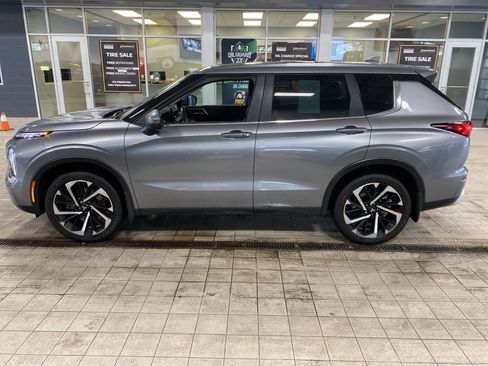 Used 2023 Mitsubishi Outlander SE image 3