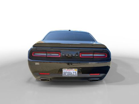 Used 2019 Dodge Challenger SXT image 4