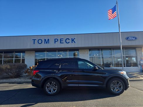 Used 2023 Ford Explorer XLT w/ Equipment Group 202A AWD/4WD image 6