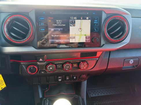 Used 2019 Toyota Tacoma TRD Off-Road AWD/4WD image 19