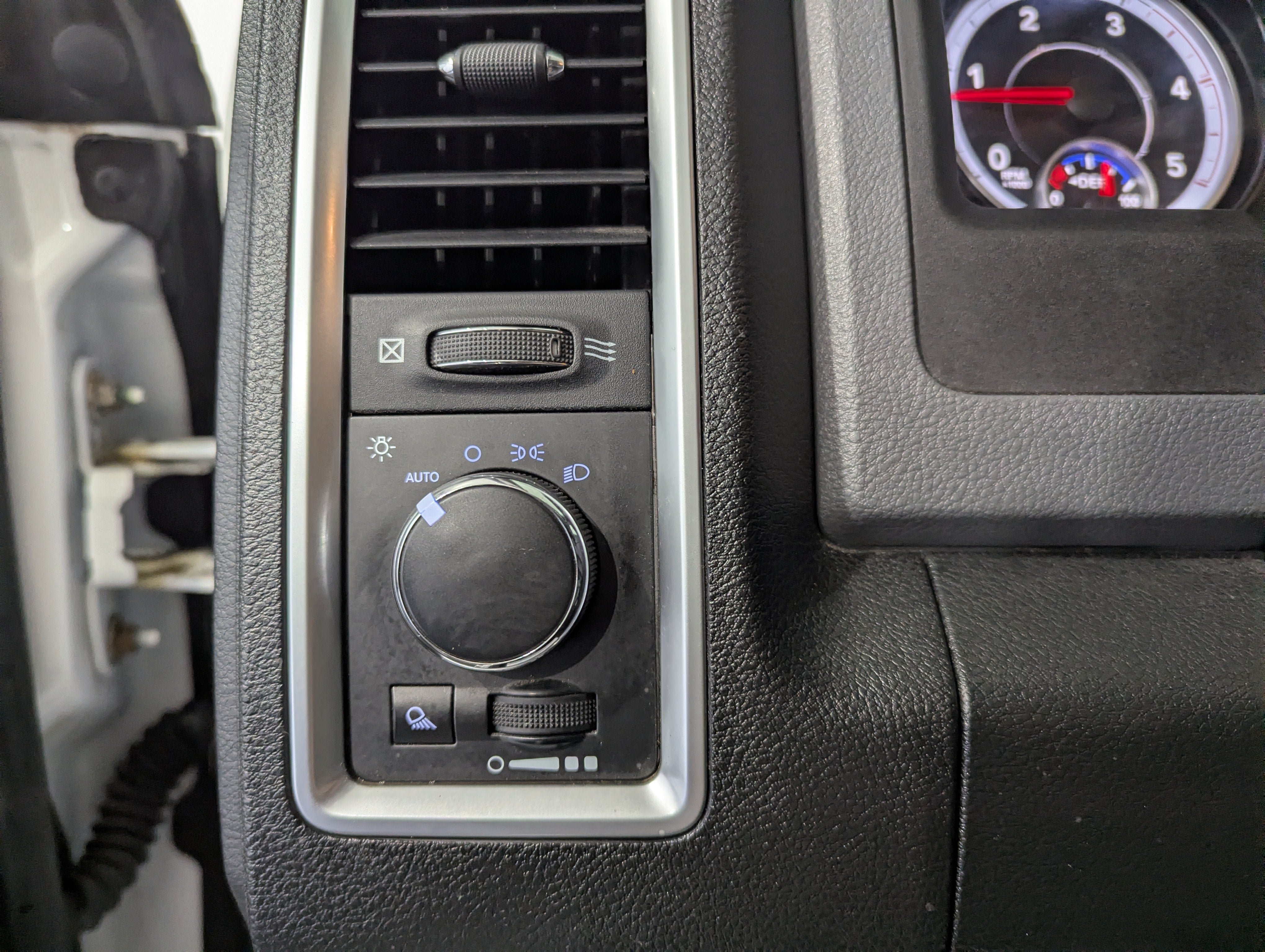 Used 2015 RAM 2500 SLT AWD/4WD image 18