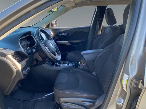 Used 2017 Jeep Cherokee Latitude FWD image 9