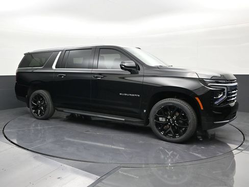 Used 2025 Chevrolet Suburban LT RWD image 7
