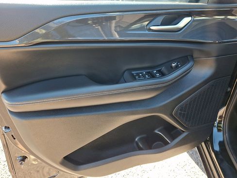 Used 2023 Jeep Grand Cherokee Laredo image 22