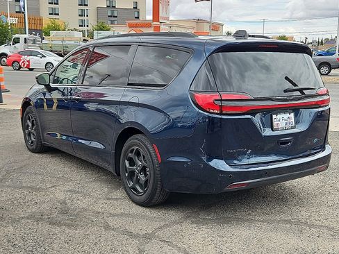 Used 2024 Chrysler Pacifica Premium image 3