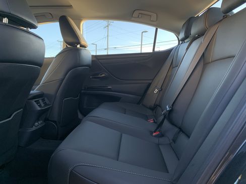 Used 2025 Lexus ES 350 w/ Premium Package image 32