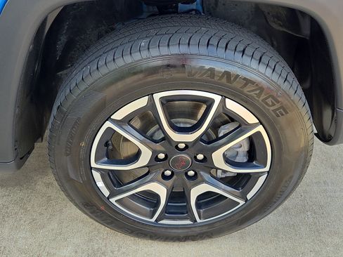 Used 2025 Jeep Compass Trailhawk AWD/4WD image 5