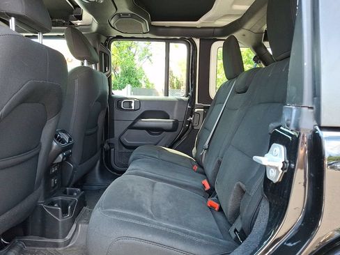 Used 2018 Jeep Wrangler Unlimited Sahara w/ Dual Top Group AWD/4WD image 10