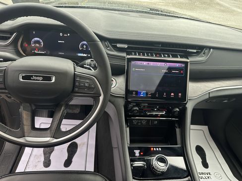 Used 2024 Jeep Grand Cherokee Limited image 7