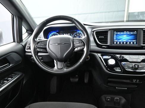 Used 2020 Chrysler Pacifica Touring w/ S Appearance Package FWD image 12