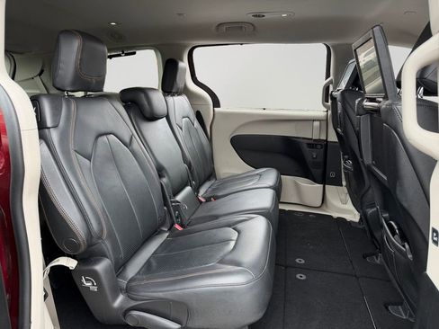 Used 2017 Chrysler Pacifica Touring-L Plus w/ Tire & Wheel Group image 8