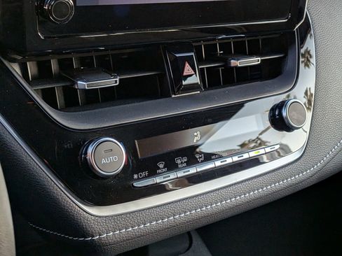 Certified 2025 Toyota Corolla SE w/ SE Package image 21