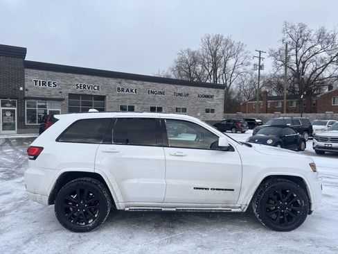 Used 2017 Jeep Grand Cherokee Altitude image 2