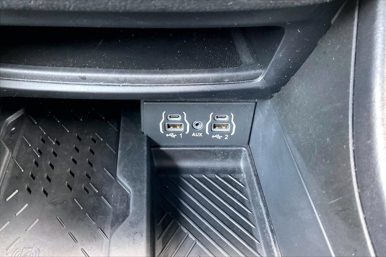 Used 2025 Chrysler Pacifica Limited FWD image 18