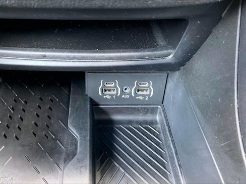 Used 2025 Chrysler Pacifica Limited FWD image 18