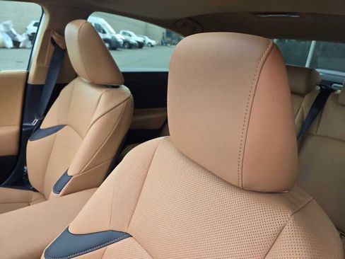 Used 2025 Lexus ES 300h w/ Premium Package image 23