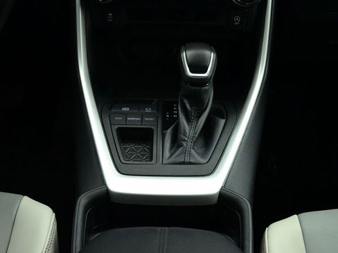 Used 2020 Toyota RAV4 XLE Premium image 5