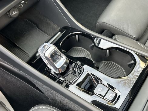 Certified 2024 Volvo XC40 B5 Plus w/ Protection Package Premier image 22