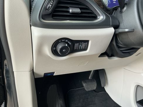 Used 2023 Chrysler Pacifica Limited image 26